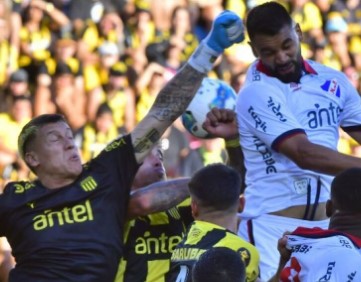 Un clásico de caras serias: Peñarol y Nacional no se fueron conformes en un partido con muchos altibajos