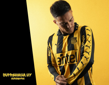 Peñarol presentó la camiseta aniversario que homenajea al Segundo Quinquenio de Oro