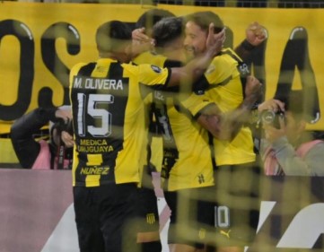 Peñarol 5-0 Caracas: el aurinegro estuvo a la altura de su favoritismo, goleó y sumó su primer triunfo copero