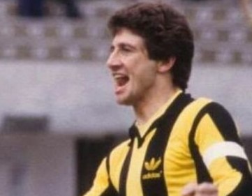 El recibimiento especial dedicado a una leyenda de Peñarol que preparan los hinchas aurinegros para el clásico en el CDS