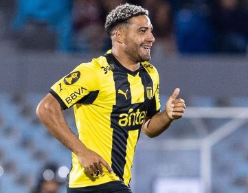 Nahuel Acosta se prueba la ropa de titular en Peñarol pensando en Rosario Central por Copa Libertadores