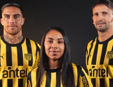 Con participación del plantel principal y del femenino, Peñarol anunció su nueva camiseta: mirá los detalles