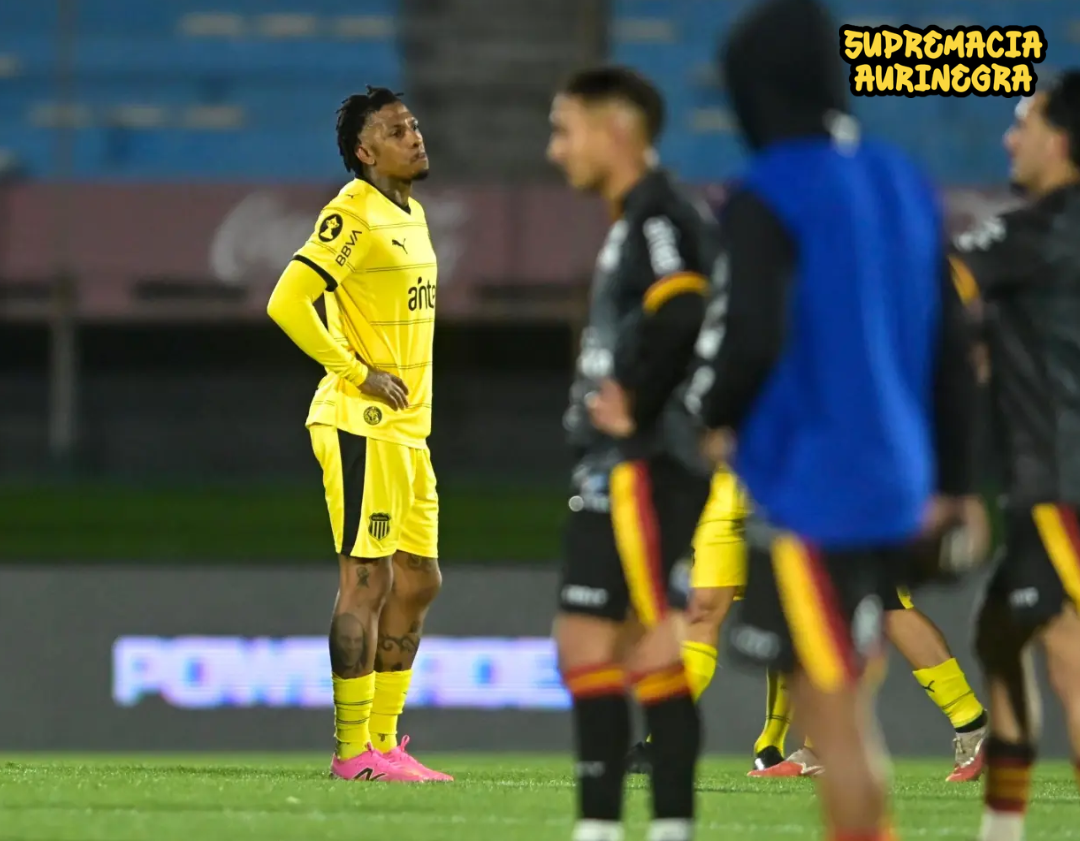 Peñarol volvió a dejar puntos por el camino y encendió las alarmas en la recta final