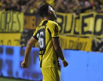 Apertura: Peñarol derrotó 2-1 a Racing en el Parque Viera y se mantiene líder invicto