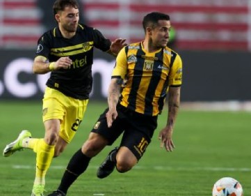 Peñarol clasificó a los cuartos de final de la CONMEBOL Libertadores tras vencer en el global a The Strongest